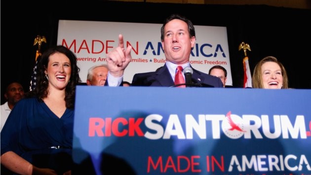 Santorum sweeps three GOP contests, gaining momentum - ảnh 1